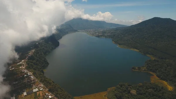 Lago en las montañas, isla Bali, Indonesia. — Foto de Stock