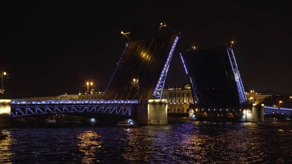 Most z oświetleniem nad rzeką w nocy — Zdjęcie stockowe