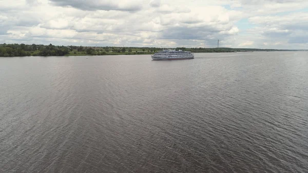 Cruiseschip op de rivier luchtfoto — Stockfoto