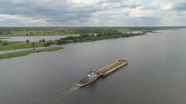 Баржі на річці Волга — стокове фото