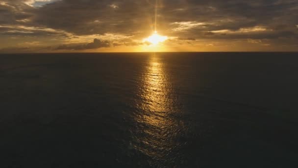 Zonsondergang boven de zee. — Stockvideo