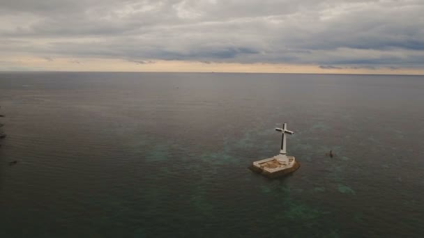 Cruz católica en el mar. — Vídeos de Stock