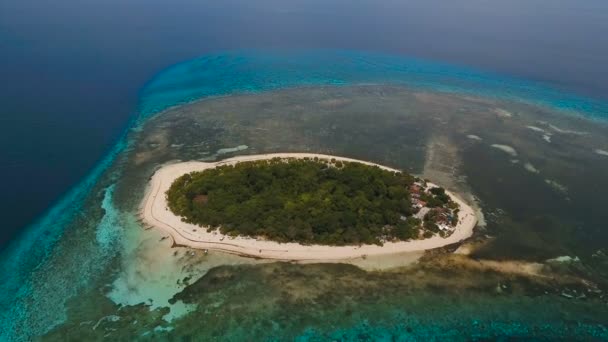 Letecký pohled na krásné pláži na tropickém ostrově. Mantigue island Filipíny. — Stock video