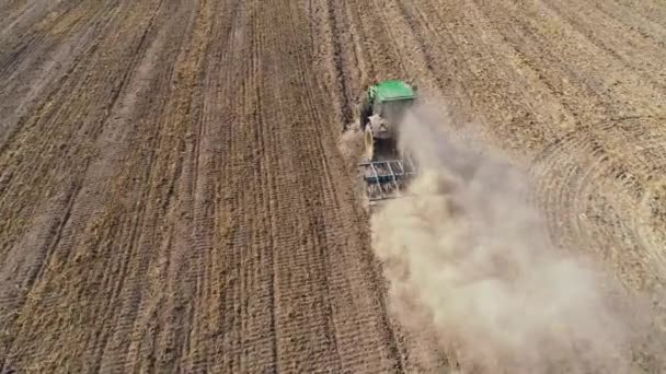 Tractor met schijveneggen op de landbouwgrond — Stockvideo