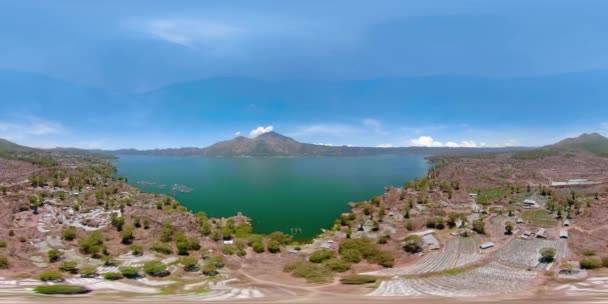 Ορεινό τοπίο με vr360 λίμνη Μπατούρ, Agung. Μπαλί, Ινδονησία. — Αρχείο Βίντεο