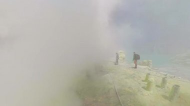 Krater gölü olan dağ manzarası