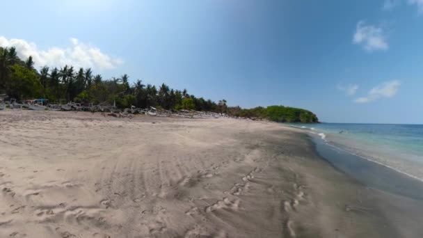 Homokos strand trópusi üdülőhelyen — Stock videók