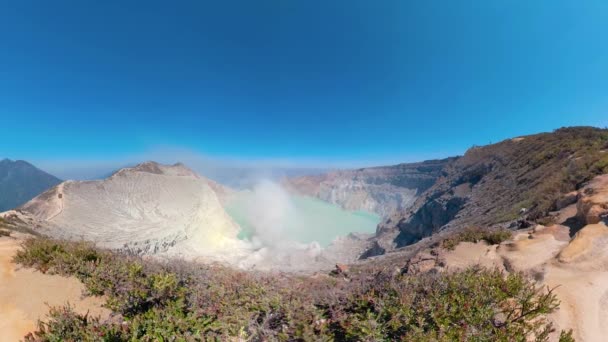 Paisaje de montaña con lago cráter — Vídeo de stock