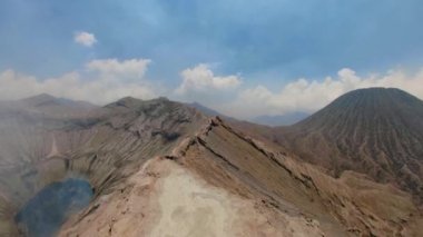 Aktif yanardağ krater Bromo, Jawa, Endonezya ile.