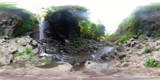 Bela cachoeira tropical. vr360 Bali, Indonésia . — Vídeo de Stock