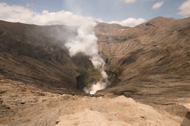Krateri olan aktif bir volkan. Gunung Bromo, Jawa, Endonezya.