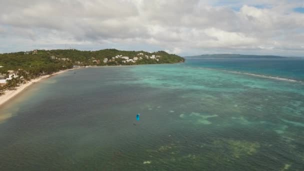 kitesurf sur île tropicale 