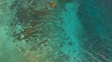 Lagün turkuaz su ile