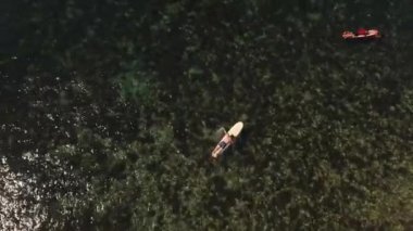 Su yüzeyinde sörfçüler