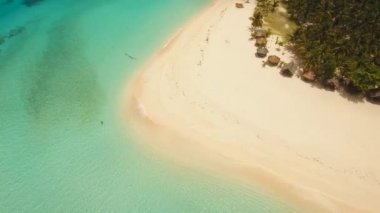 Tropikal plaj ve turkuaz deniz