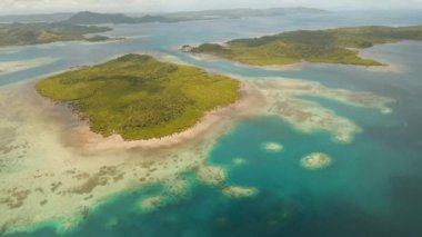 Adaları ve lagün ile deniz manzarası