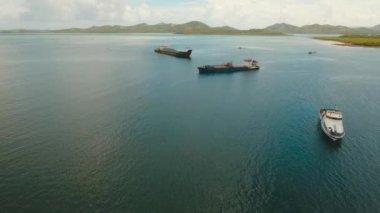 Denizde hava kargo ve yolcu gemileri.