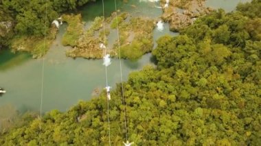 Cazibe zipline ormanda Bohol, Filipinler.
