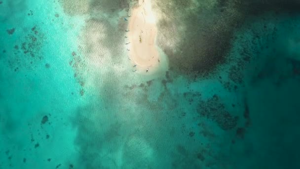 空中映像ターコイズブルーの水を持つビーチと熱帯の島青い水の小さな砂の島海の熱帯の風景旅行のコンセプト空中ビデオ — ストック動画