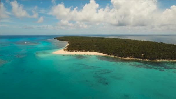 Hermosa isla tropical con playa. — Vídeos de Stock