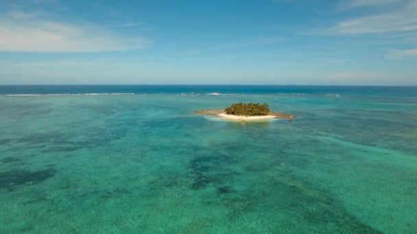 Playa tropical con mar turquesa — Vídeos de Stock