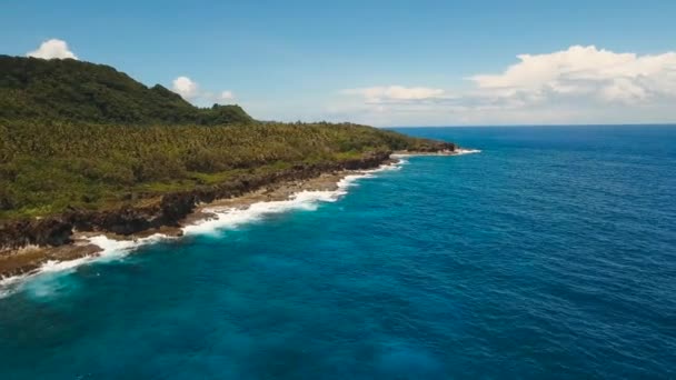 Klippiga kusten av tropiska ön — Stockvideo