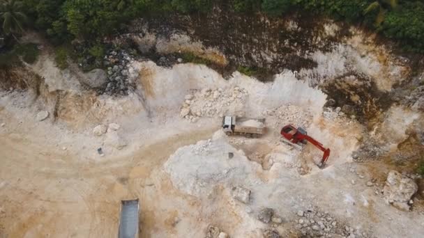 Work in the limestone quarry — Stock Video