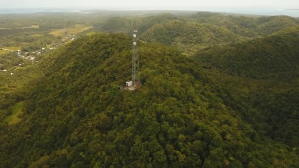 Телефонная башня в горах. — стоковое видео