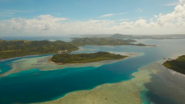 Морський пейзаж з лагунами і островами — стокове відео