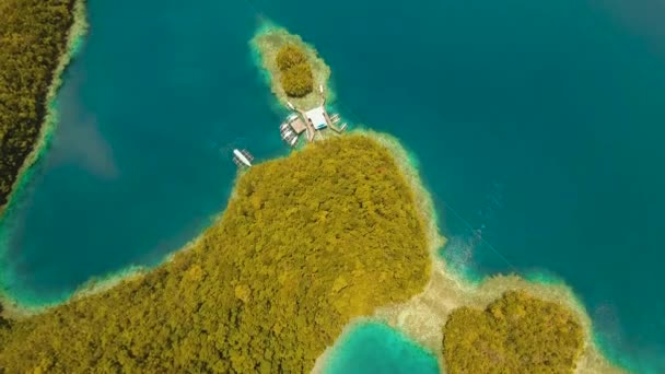 Paisaje marino con lagunas e islas — Vídeo de stock