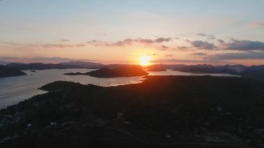 Deniz ve ada, Palawan Filipinler güzel gün batımı.