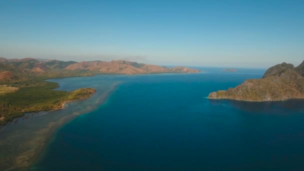 Paisaje marino con lagunas e islas — Vídeos de Stock