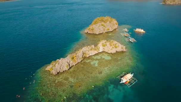 Zeegezicht met eilanden in de lagune — Stockvideo
