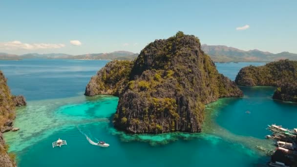 Filipinler, Palawan 'da güzel bir gölü olan deniz burnu. — Stok video