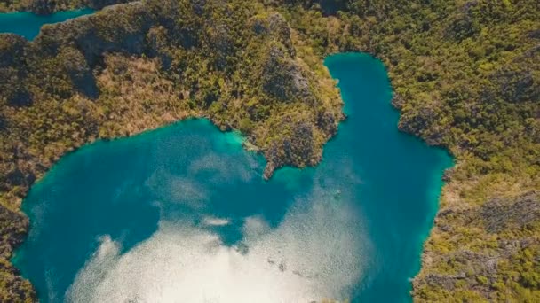 Bergmeer met turkoois water, Luzon, Palawan. — Stockvideo