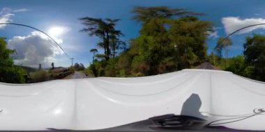 vr360 Otoban dağ yağmur ormanlarında Java Adası, Endonezya. tropikal orman bitki örtüsü