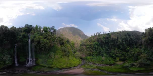 美丽的热带瀑布。vr360 巴厘岛, 印度尼西亚. — 图库视频影像