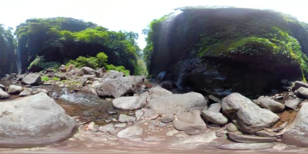 Prachtige tropische waterval. vr360 Bali, Indonesië. — Stockvideo