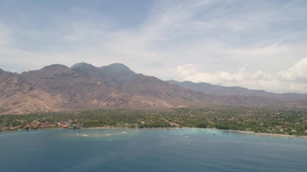 Paisaje tropical con, montañas, playa — Vídeos de Stock