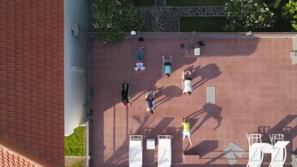 Fitness no telhado em um resort tropical — Vídeo de Stock