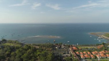 Tropikal plajlı deniz manzarası