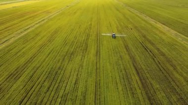 Traktör gübre tarlası püskürtüyor..