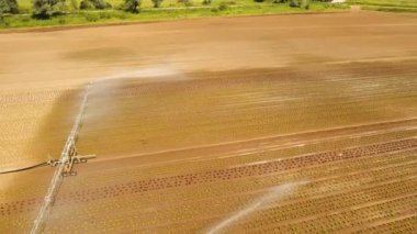 Tarım arazisindeki sulama sistemi.