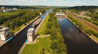Nehri üzerinde ağ geçidi. Bent kapıları.