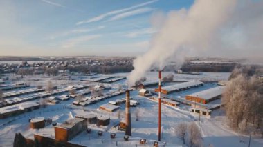 Bacalardan gelen kış sezonu kazan dairesi Buhar bulutlar kadar yükselir. Termik santral borular. Kazan house, boru tesisi, kazan bitki. Havadan görüntüleri, 4k video.