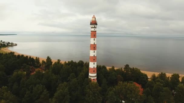 海岸の古い灯台. — ストック動画