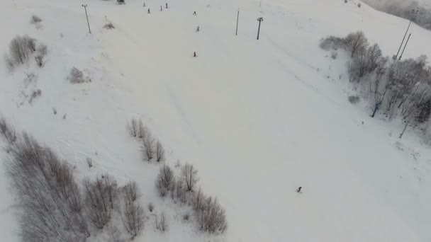 Skidort under vintersäsongen. Flygfoto. — Stockvideo