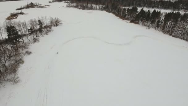 Motorradfahrer Auf Schneebedeckter Motocross Strecke Luftaufnahme Fahrer Auf Schnee Motocross — Stockvideo