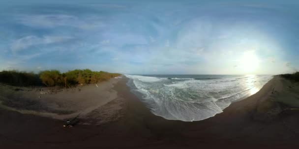 Playa de arena cerca del océano vr360 — Vídeo de stock