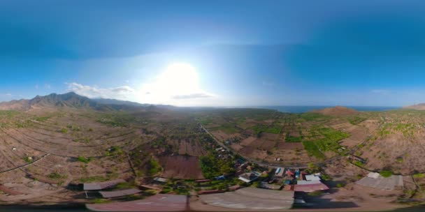 Tropikal peyzaj tarım arazileri ve köy Bali, Endonezya. vr360 — Stok video